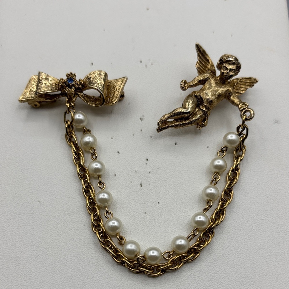 Sweet Goldtone Bow and Cherub Dual Brooch with Faux Pearl Link JP406